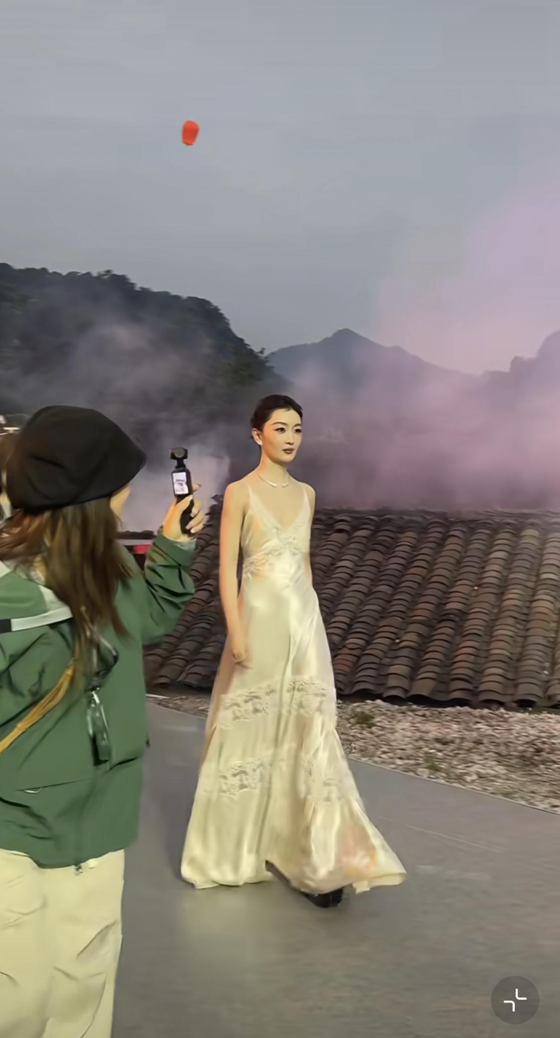 穿对衣服的周冬雨，又高又美的长长一条。在几百位明星中间，美得好突出。看过路人