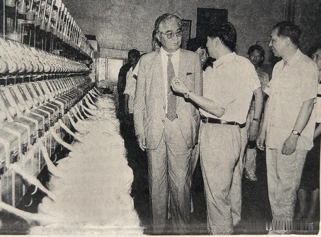 1986年，荣毅仁副委员长考察上海第二十二棉纺厂的老照片。荣氏家族早年发家于纺织