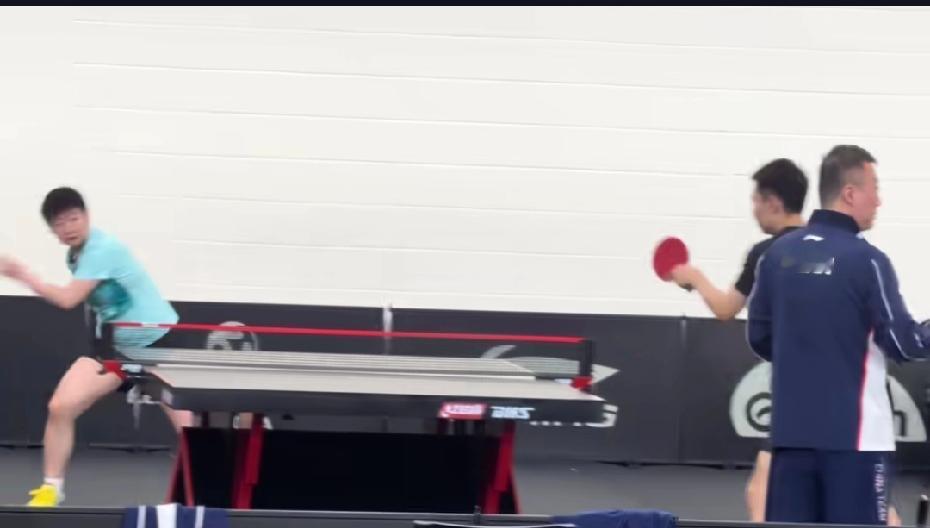 哇！给于指导一个大大的赞[赞]看到于博士给莎莎练球了，她也是左手将耶！这两天co