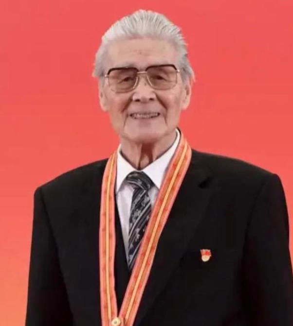 1927年，王润森出生于河北一个殷实家庭，父母殷切地寄予厚望。在那个风雨飘摇的时