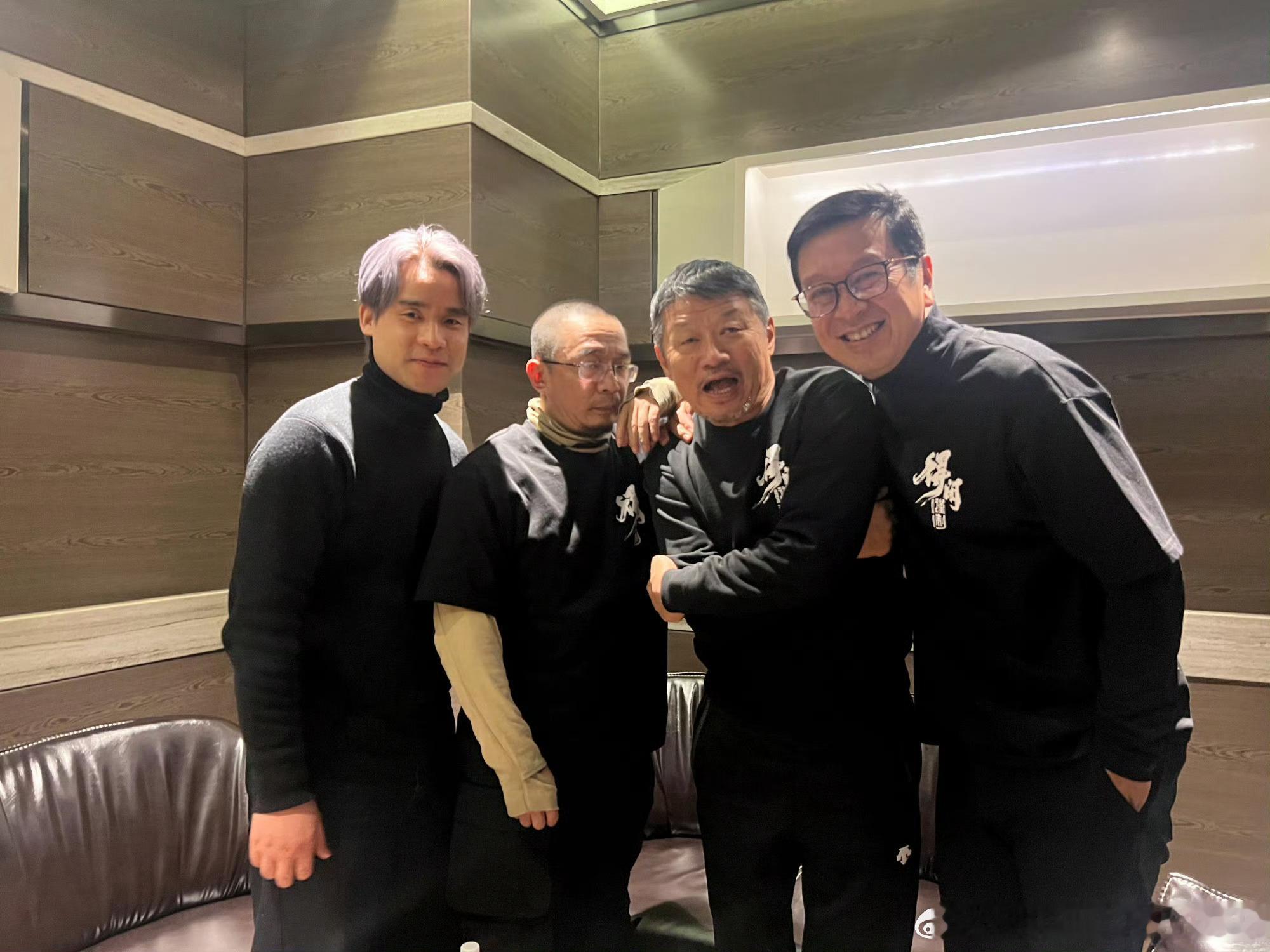 都知道主创的精神状态能反映很多事得闲谨制的主创就是很开心很兴奋的