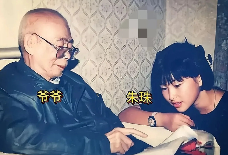 一张泛黄合影，藏着三代人的传奇人生！朱珠年少时依偎在爷爷身旁，或许那时她还未读懂