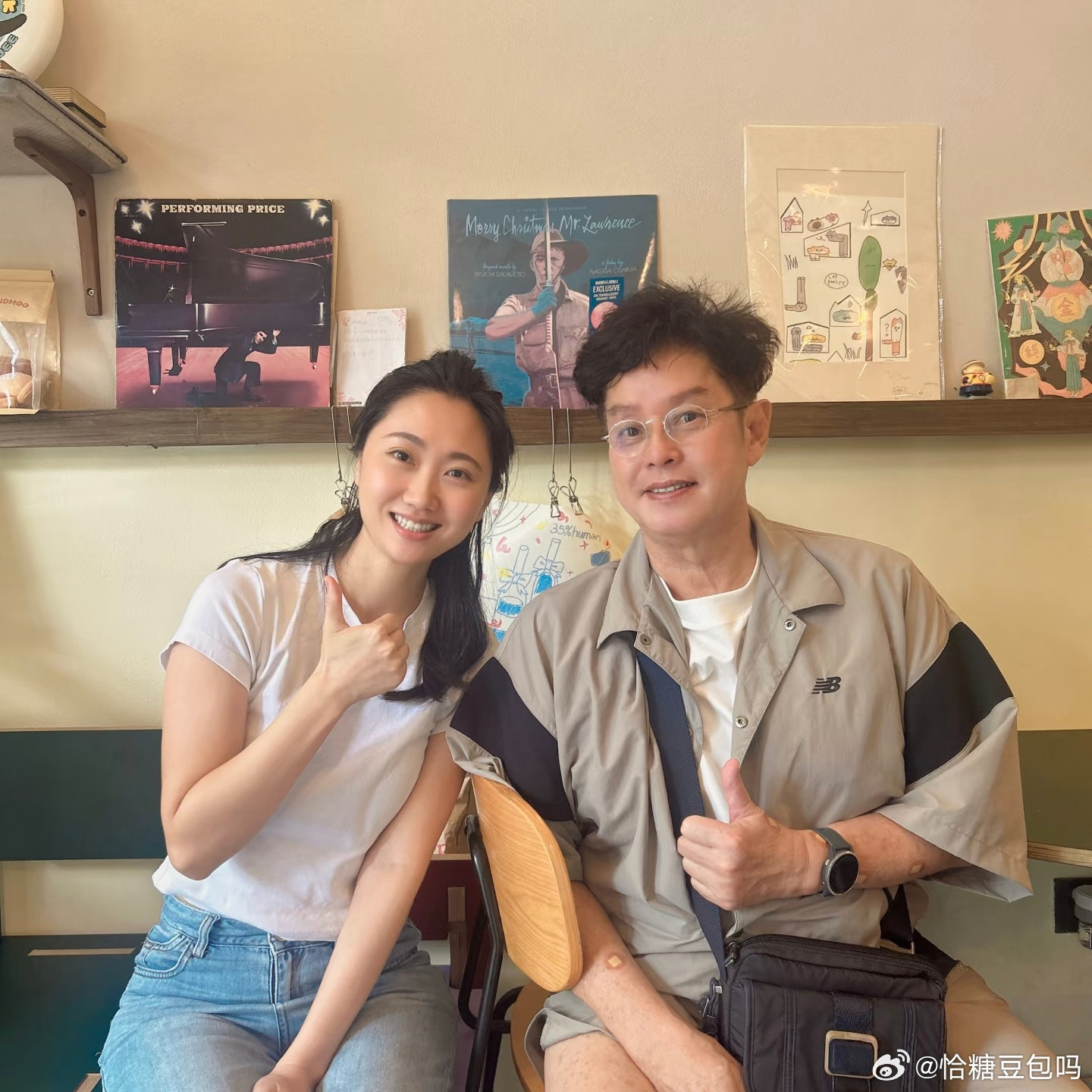 75岁谭咏麟在广东面包店吃早餐被偶遇，穿名牌却无大牌架子，主动和顾客打招呼、配