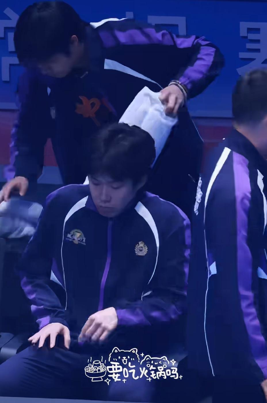王队怎么这么可爱，小红牛把他吓得一激灵，他怎么干个啥都萌萌的[捂脸哭][捂脸哭]