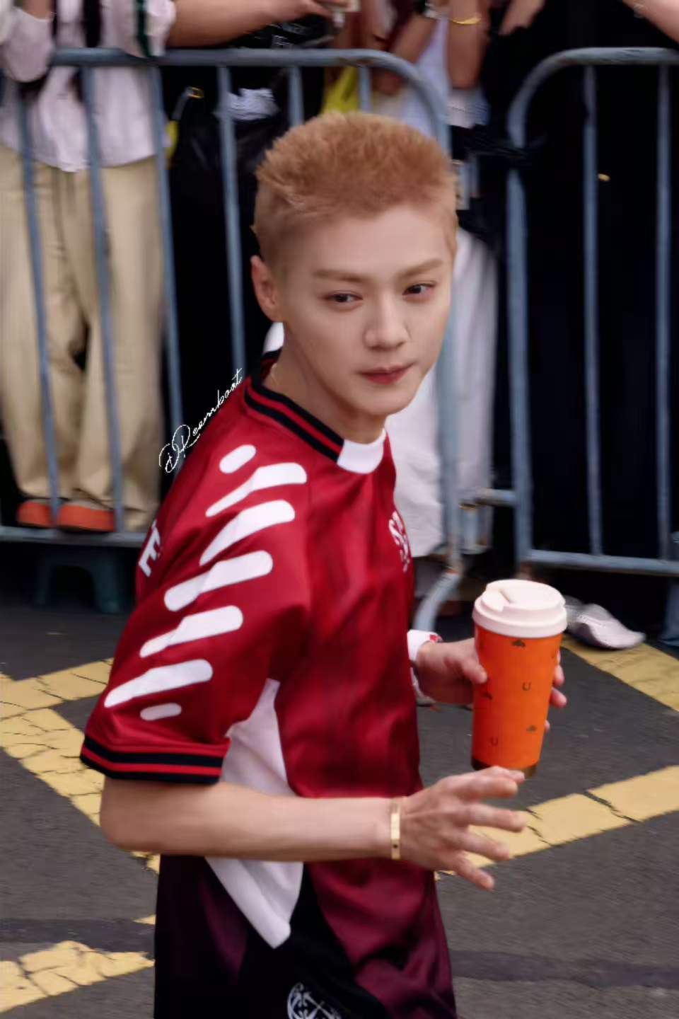 鹿晗今天是足球小王子鹿晗足球少年上班路透五哈拍摄，鹿晗化身足球少年，足球小王子
