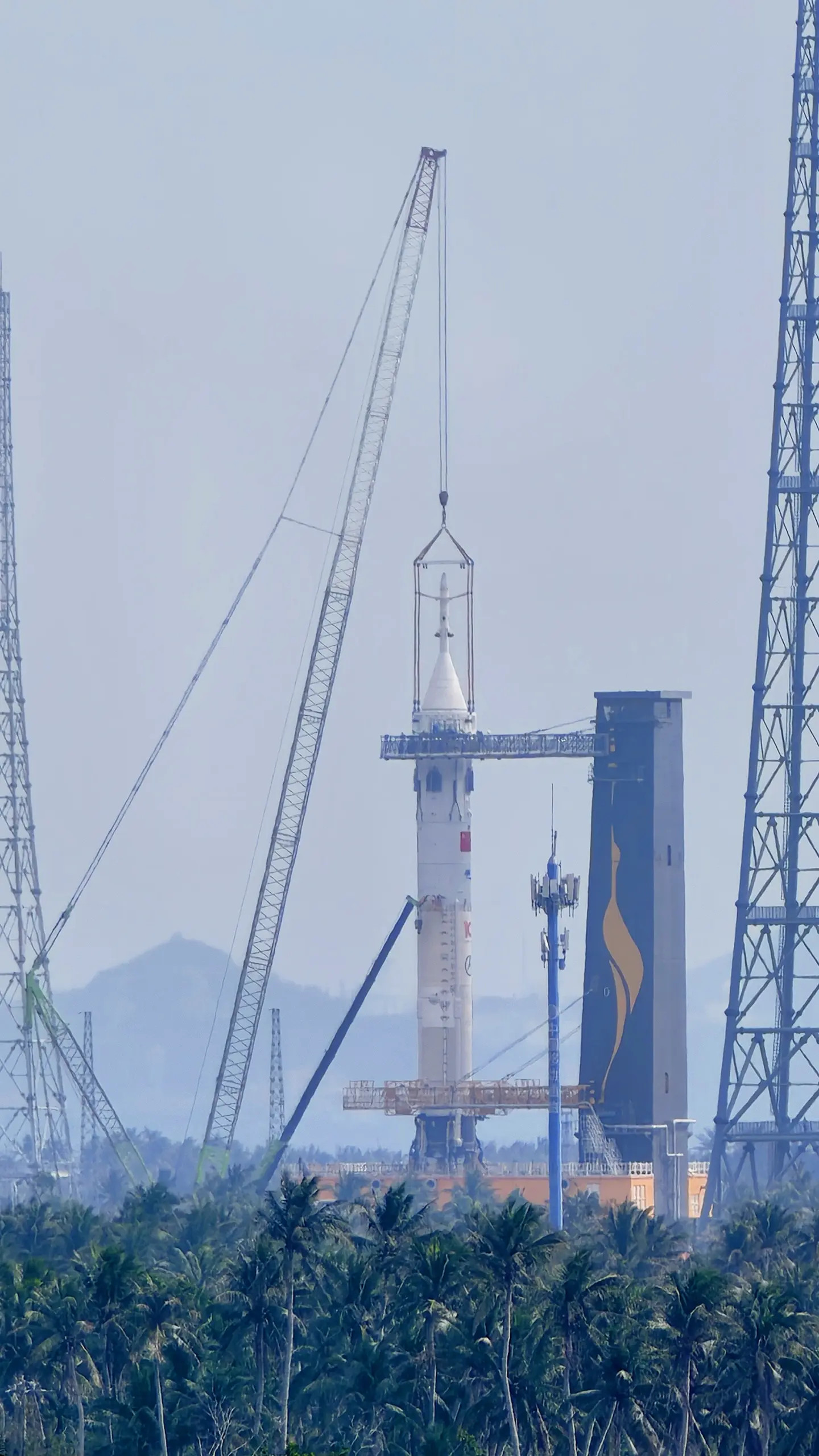 梦舟飞船最大动压逃逸飞行试验/长征十号甲试验箭堆叠完成图源dy：Jerry