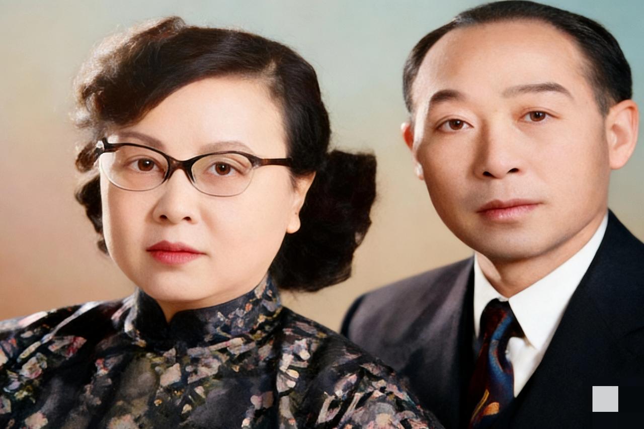 这是一对“叛徒夫妻”，在历史上臭名昭著，他们就是秦曼云和盛岳，镜头中的他们看起人