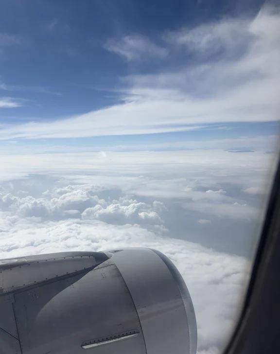 终于明白为啥成都经常是阴天了。。。。。。。从西北回来到四川盆地，一路上飞机窗户