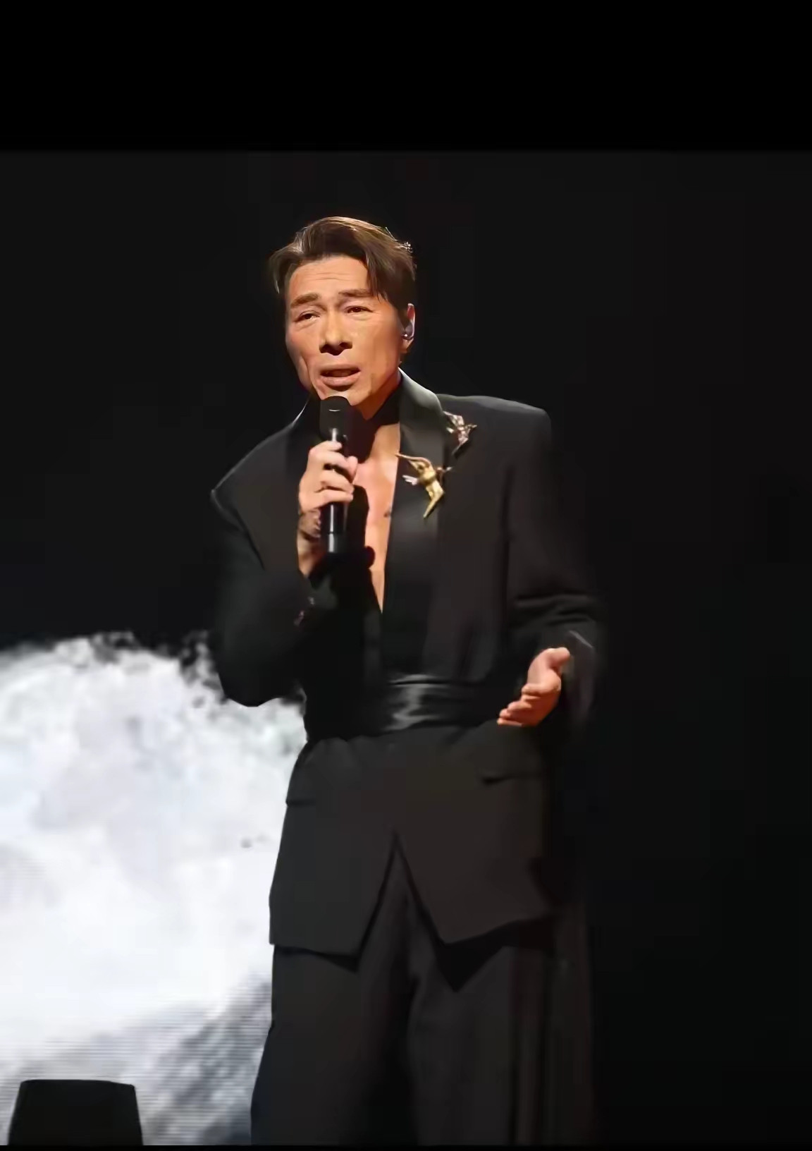 一个犯过错、消失了好几年的艺人，居然还能在红馆连开三场演唱会，第一场陈奕迅来站台，最后一场张学友亲自