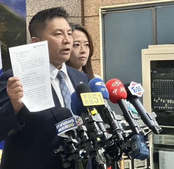 今日郑丽文在国民党中常会上严正澄清，称访陆报道完全为绿媒编造，强调她已经委托国民