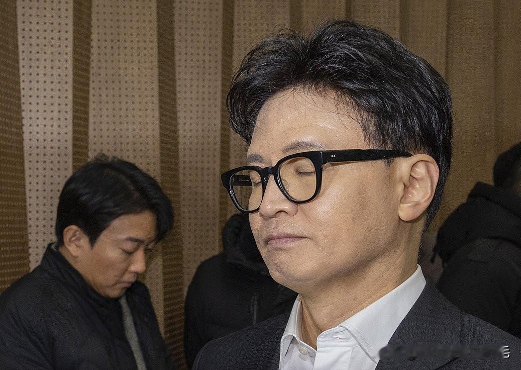 1月15日，韩国国民力量党党首张东赫宣布暂缓确定前代表韩东勋的除名处分，决定在1