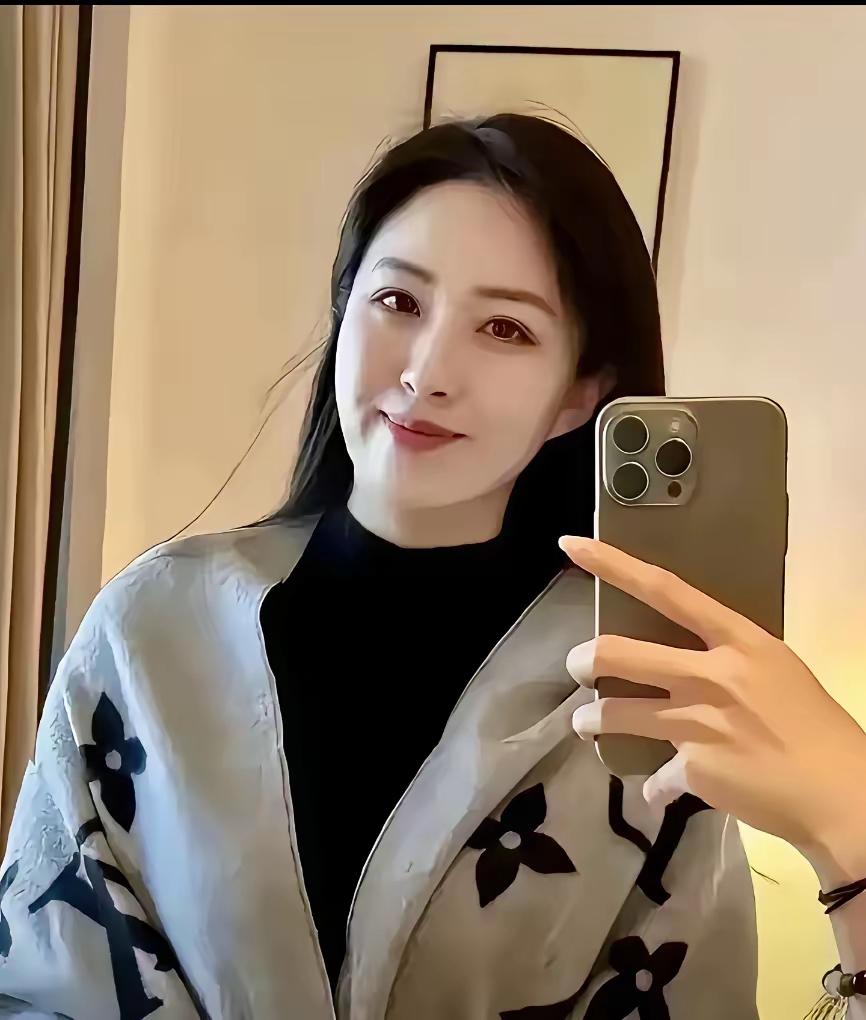 女人最耐看的长相是什么样的饱满圆润的面相，大气优雅端庄，气质高雅端庄靓丽，微胖才
