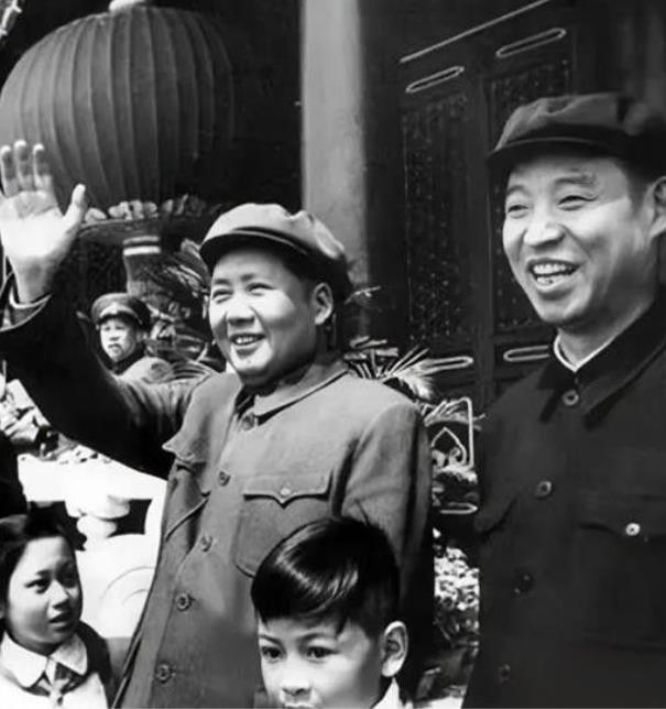 开国大典前夕，周总理问毛主席：“礼炮应当鸣几响呢？”按照当时国际惯例通常21响，