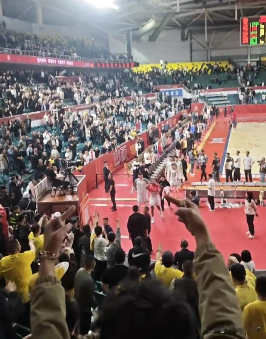 山西主场出现不文明手势！输给山西男篮之后，巴里-布朗在退场时遭遇现场球迷给出了