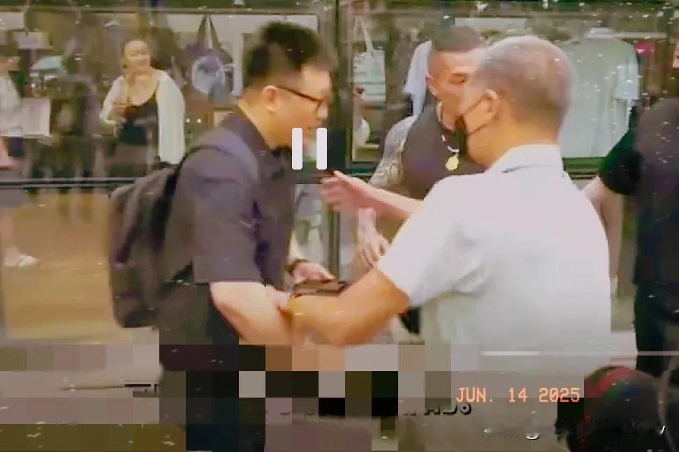 馆长团队来到杭州，遇到一帮人挤破头要跟人拍照，戴口罩的随行大叔怒了，一把将挤在前
