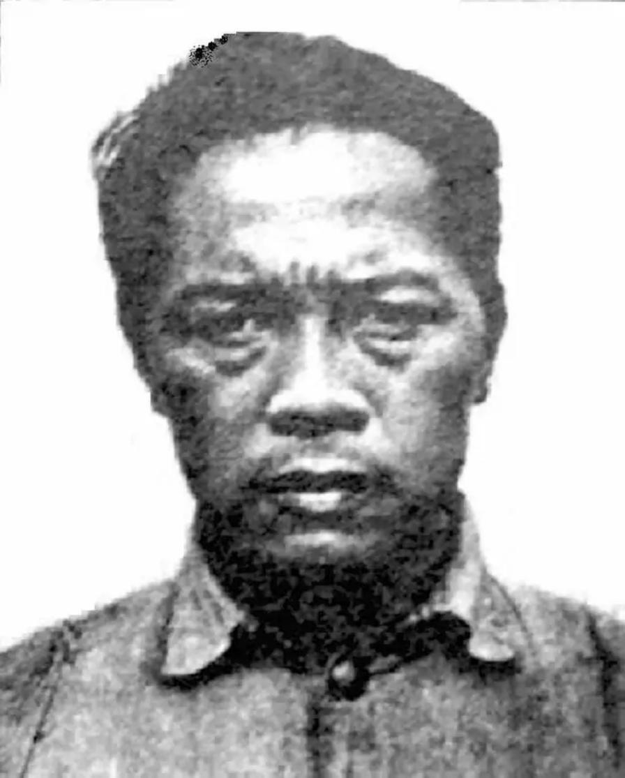 1951年，国军中将李本一被枪毙，在刑场，法官看了他一眼，厉声问：“当年皖东那三