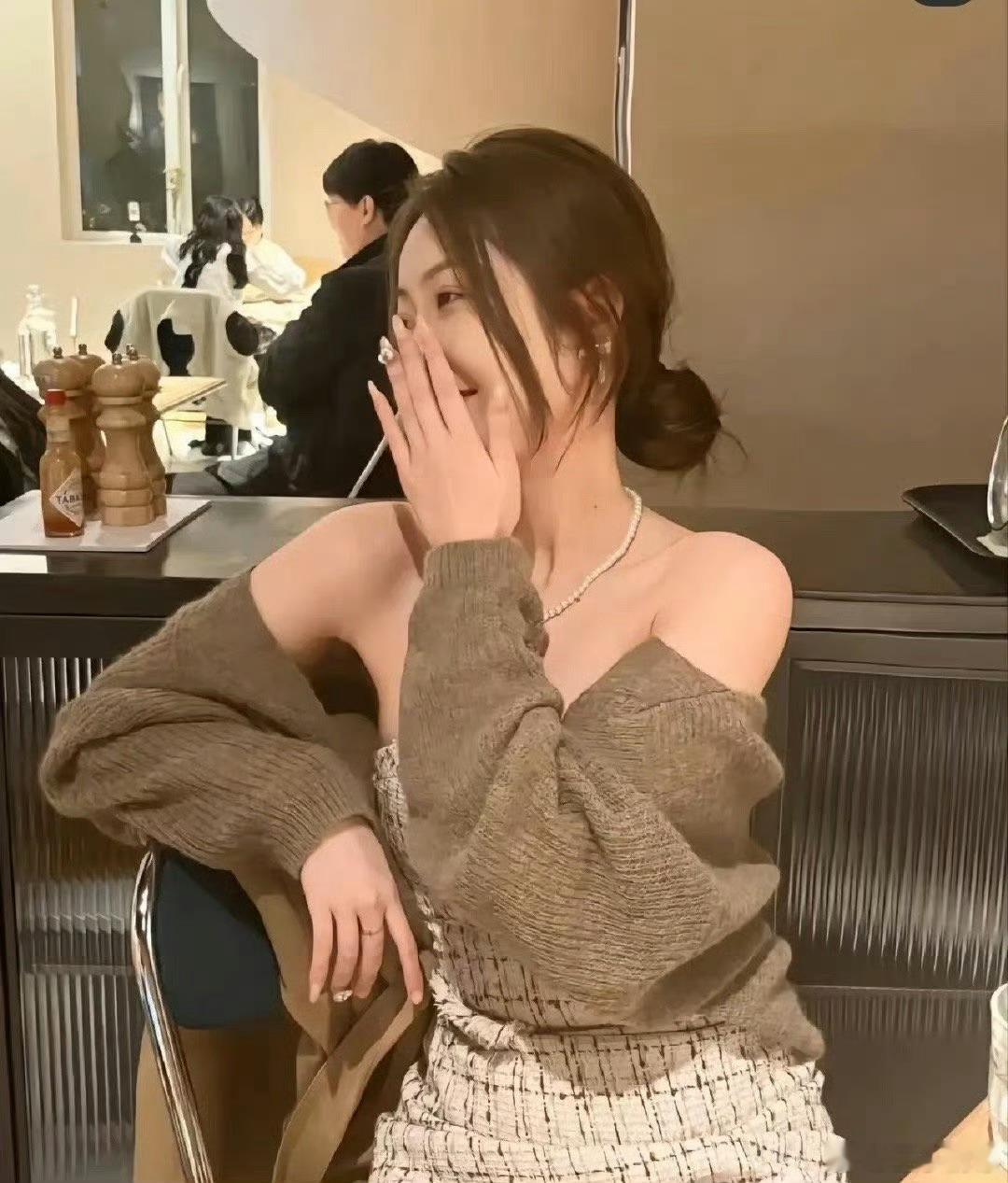 “给不了物质又给不了陪伴所谓的关心全靠嘴还要女人别用金钱来衡量爱情请问用什么