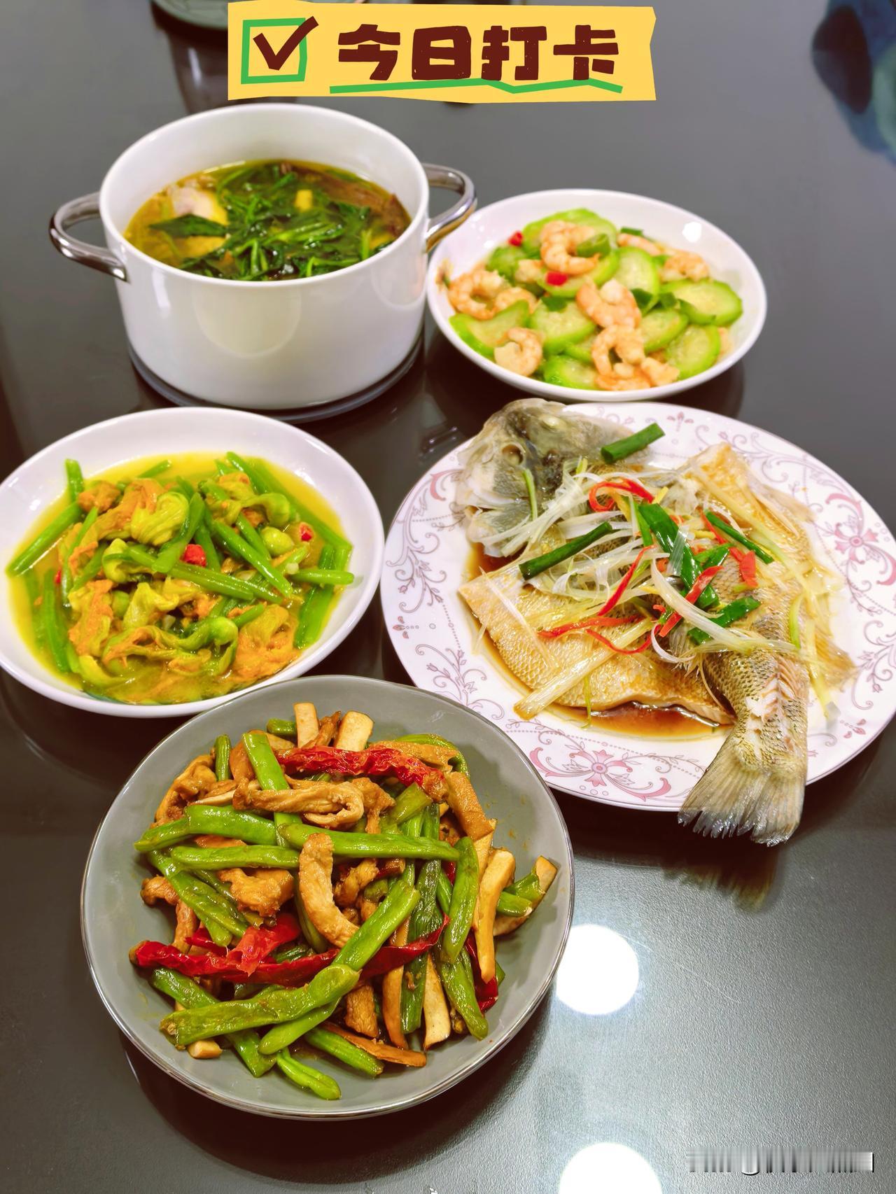 是谁家的家常菜这么香呀，我不说！清蒸鲈鱼的嫩清炒黄瓜花的脆丝瓜炒虾仁的鲜