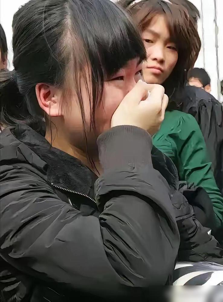 河南一所中学门口，发生了一幕让无数人破防的画面。十七岁姑娘那句脱口而出的“舅