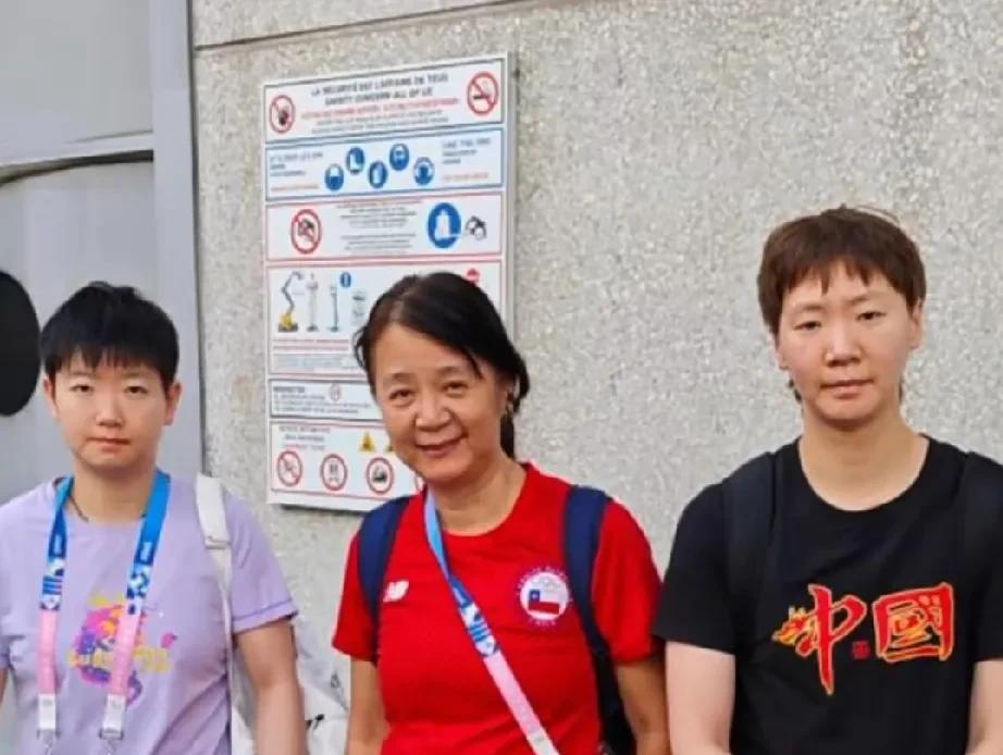 没想到，多哈世乒赛开赛在即，58岁的老将曾志英却晒出了自己和孙颖莎、王曼昱的合照