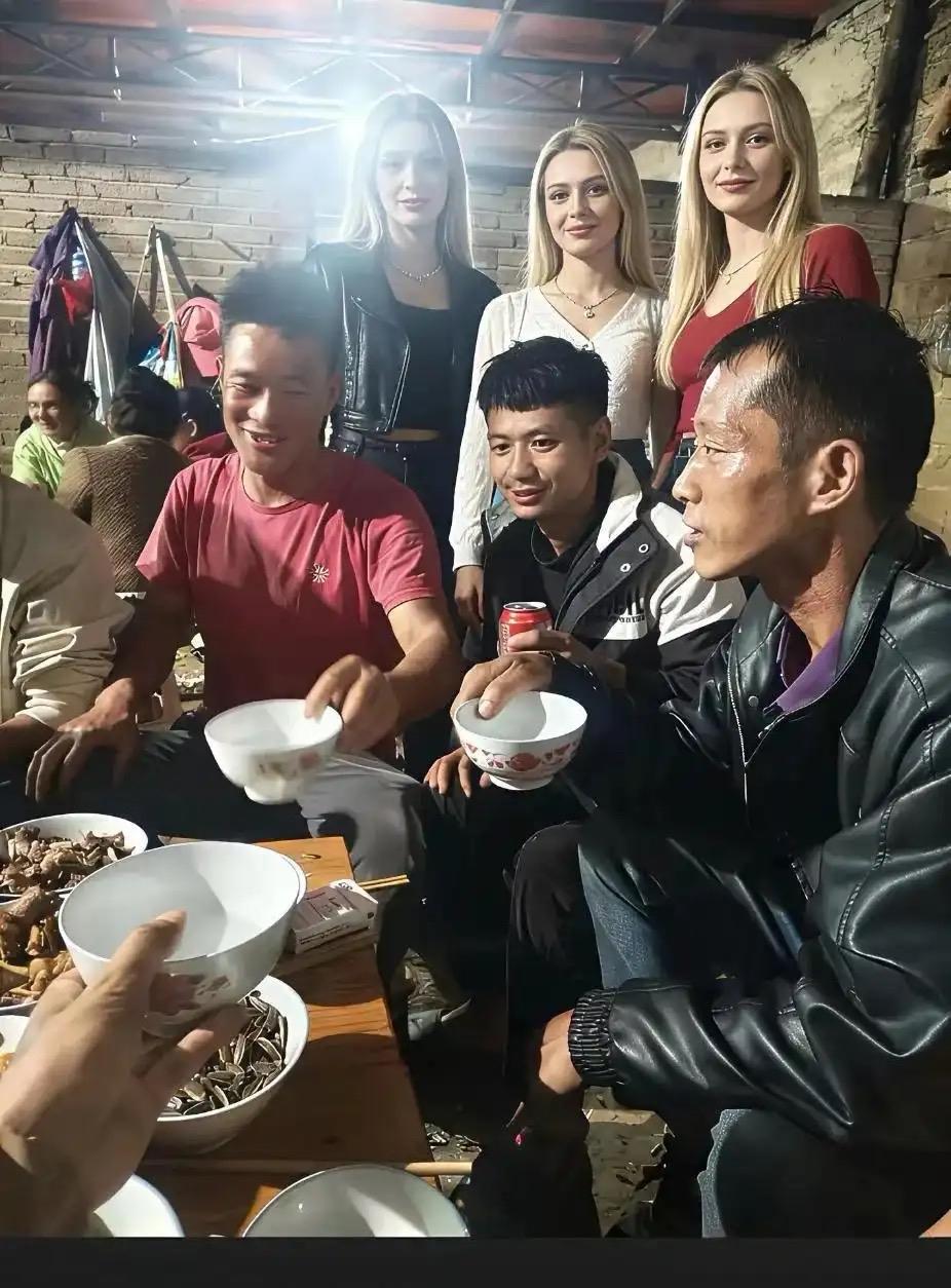 【@头条逗趣小鲁班】娶到漂亮的外国老婆，在老家走路都带风，这才叫光宗耀祖！