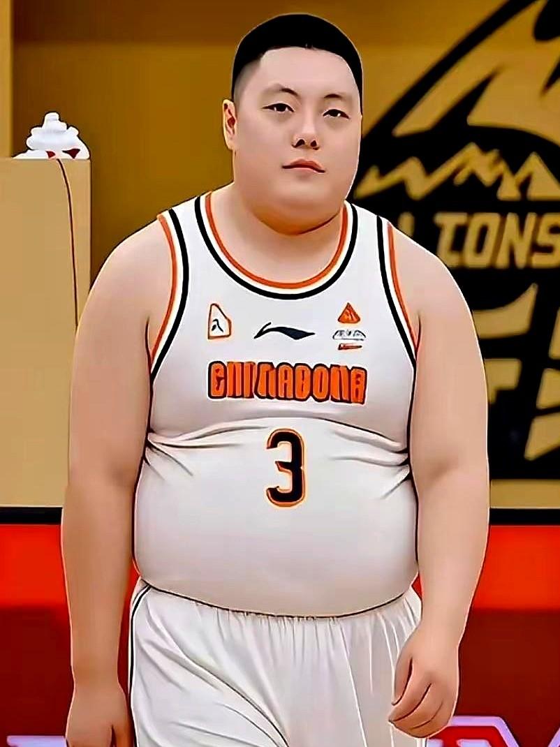 胡明轩——真喜庆这段内容评价了中国篮球几位球员的特点，胡明轩喜庆、徐杰霸气、