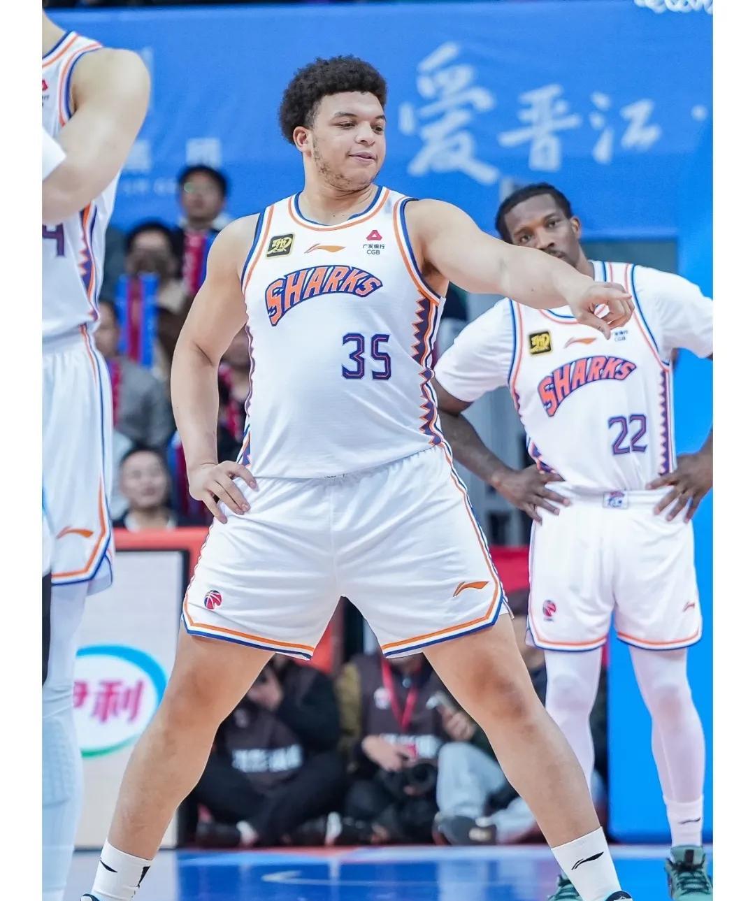 洛夫顿参加完夏季联赛直接把身价打没了！本来依靠在上海队的高光表现，洛夫顿的身价是