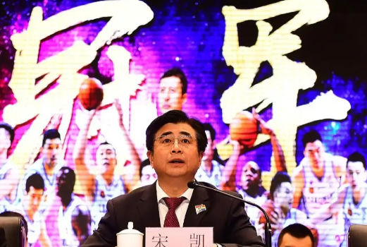 现在摆在足协和宋凯主席面前的问题很干脆:国足不用脚踢球，全国球迷就用脚投票!