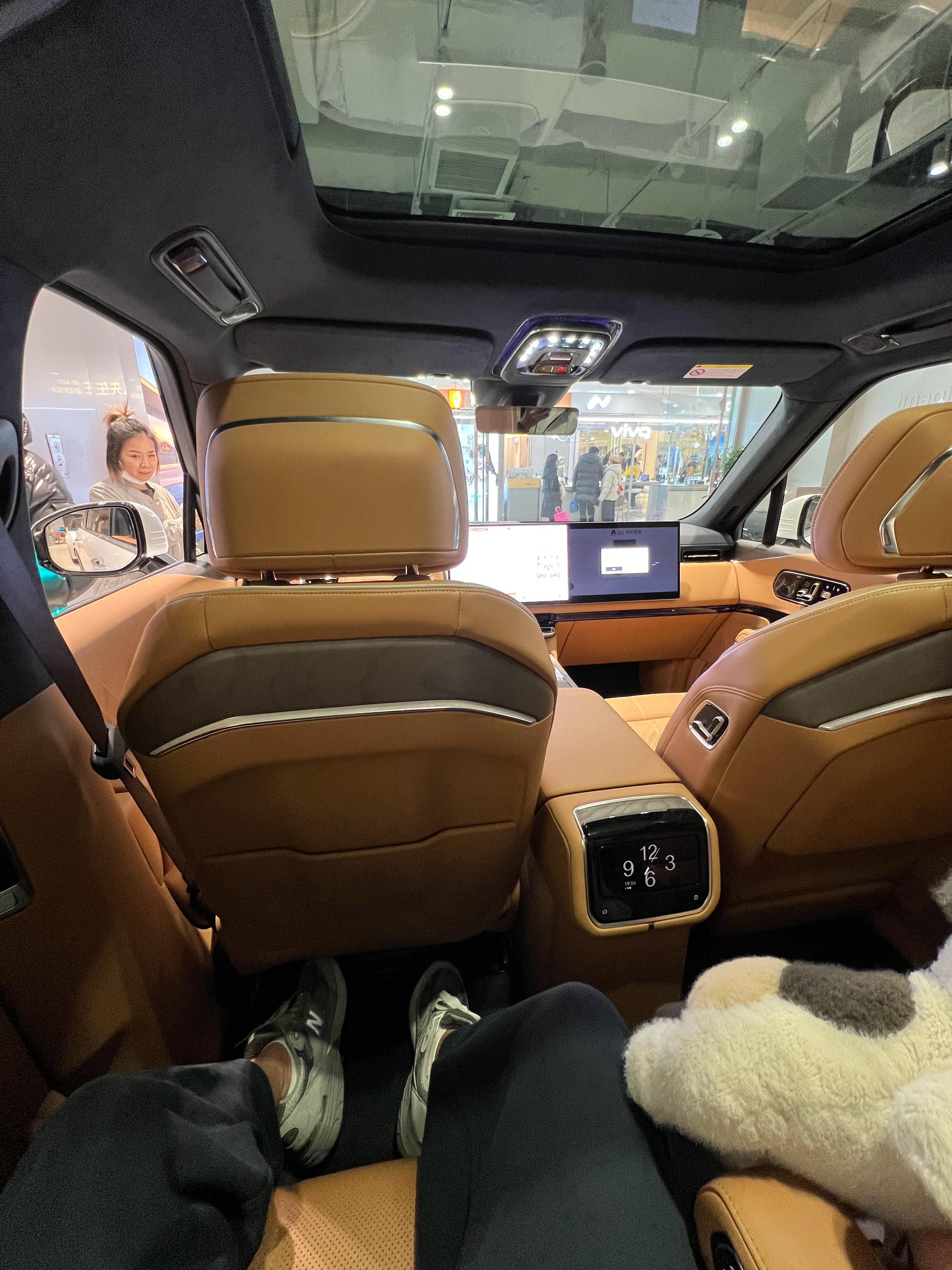 看了一眼极氪9X简单体验了一下内饰，做工，还有音响。强，是真的强价格40多50，