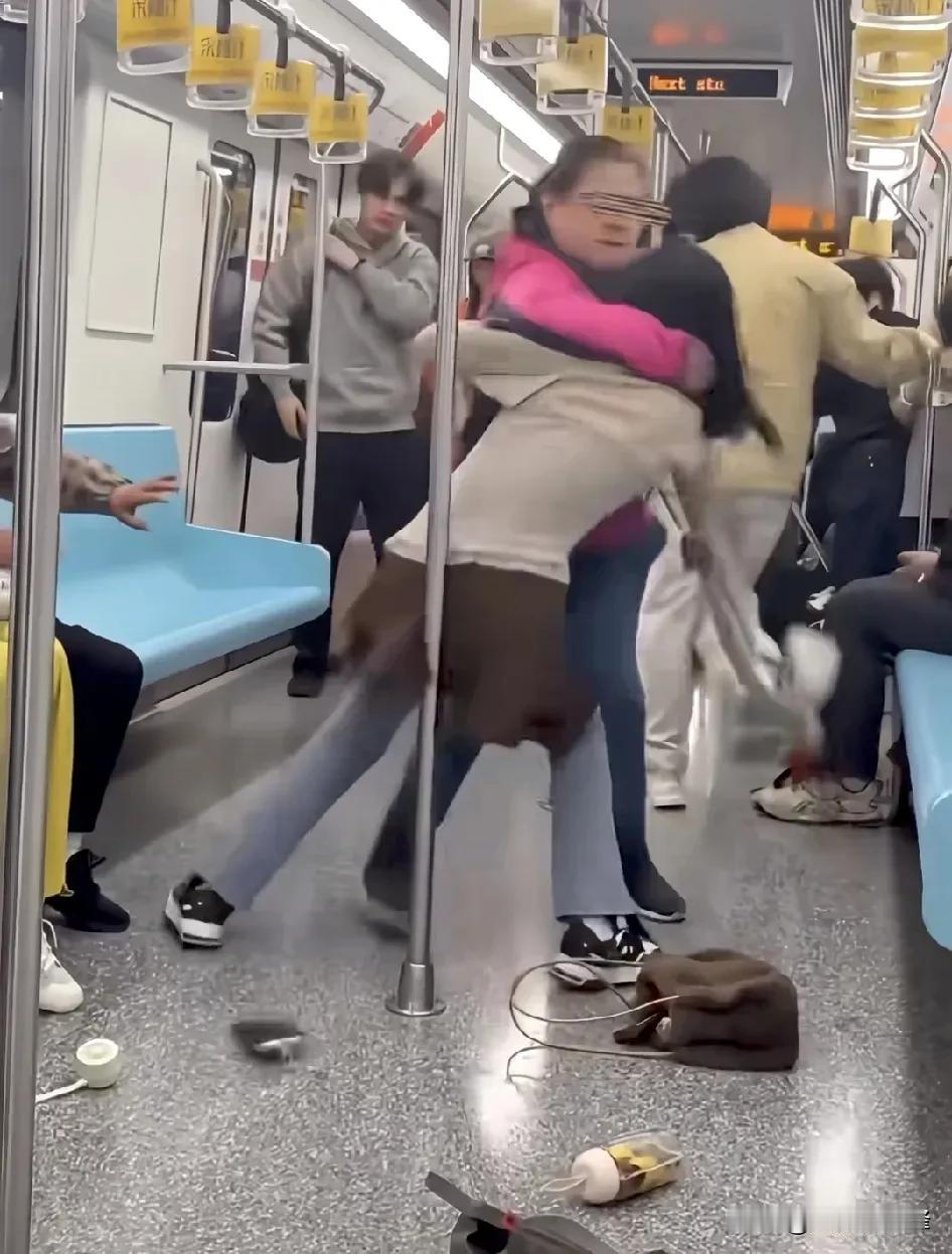 上海地铁互殴事件最终会怎样处理？是本着谁先动手处理谁的原则，重处老者，轻罚女子