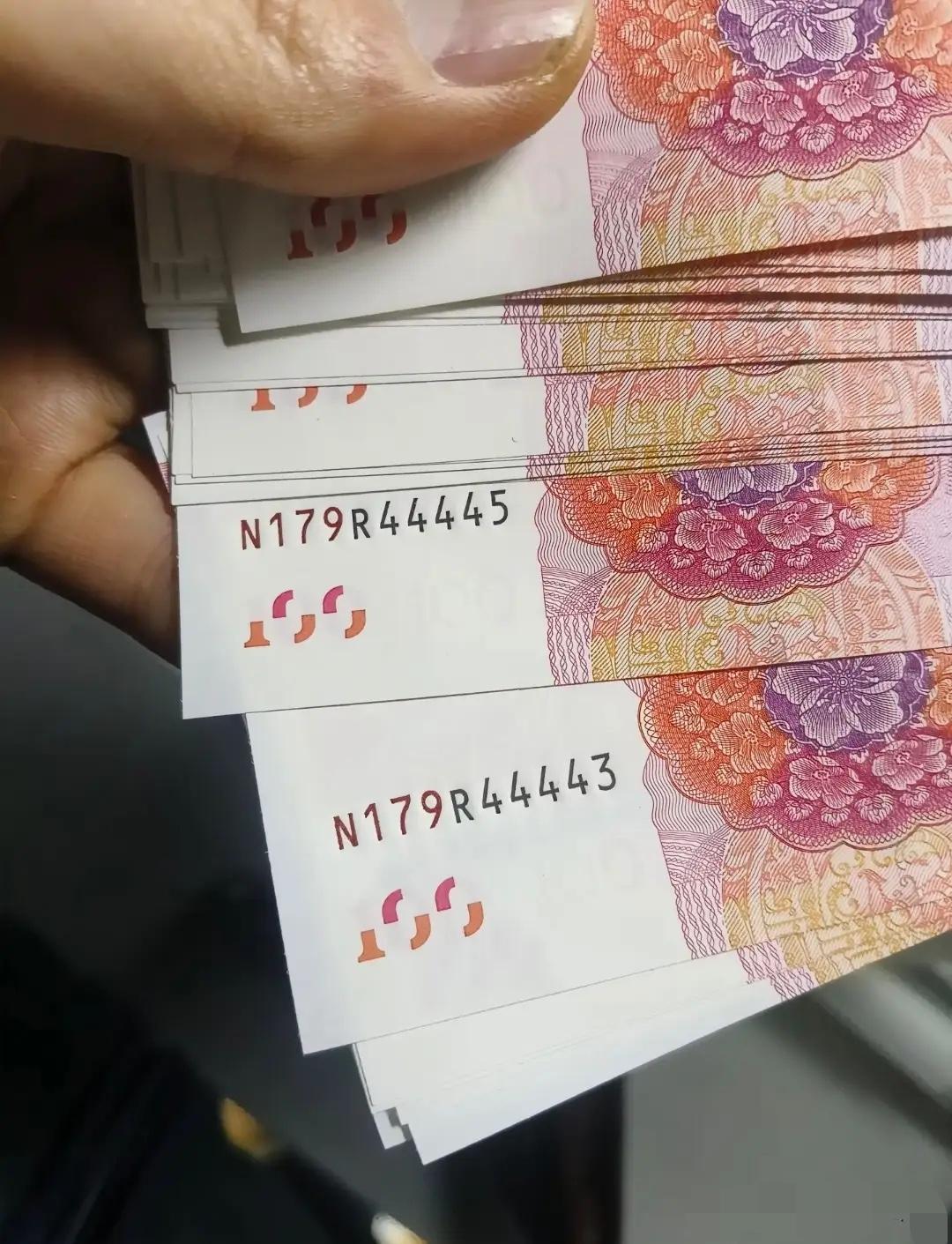 吃相太难看了！今天，我在自动取款机取现金，当看到吐出来的是崭新连号的新钱时，心里