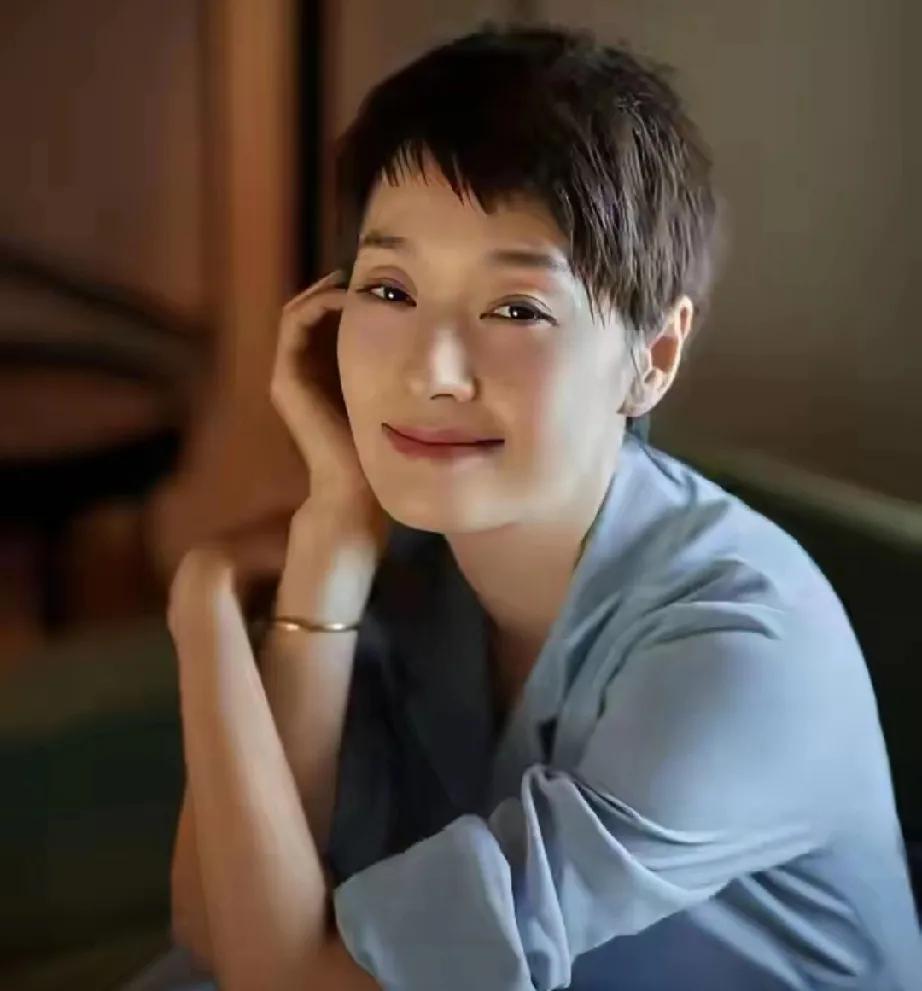 马伊琍一现身上海戏剧学院80周年校庆，直接美出圈！以往她总以利落短发示人，干练又