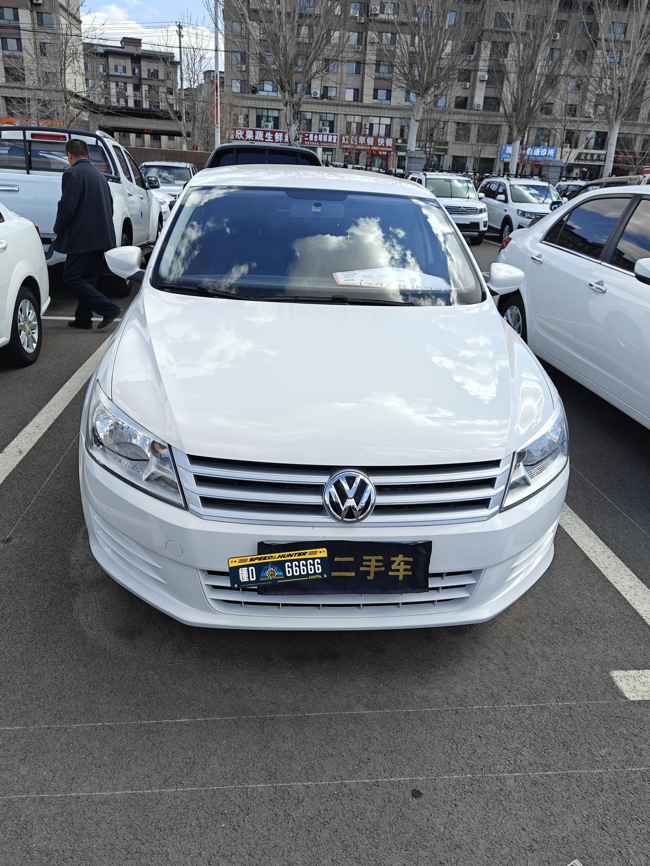 最近家里急需一台皮卡车，逛了市里的两个大二手车市场，真是涨了见识。二手车市场的