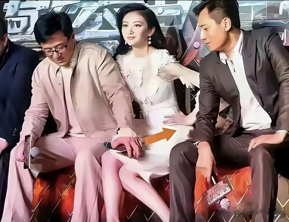 在公开的发布会场合，男女之间本该把握好分寸。成龙坐姿过于随意，胳膊紧紧挨着景