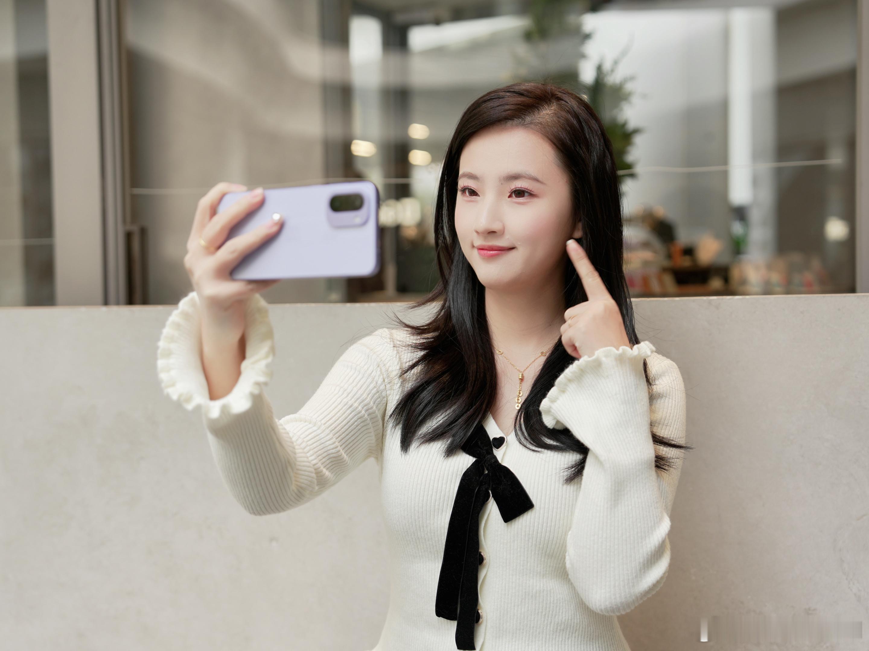 拍了组一加Ace6T的真机图。我这台是紫色，配置给的相当高啊。爱玩游戏的同学，