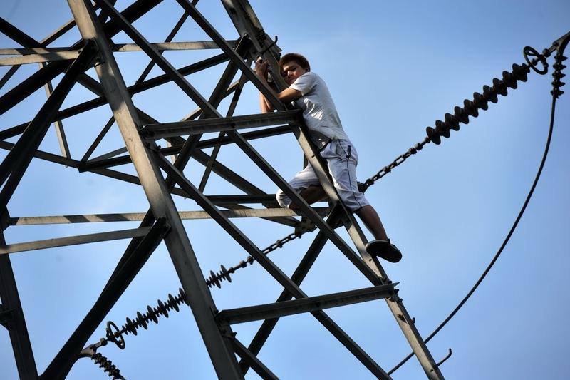 小区里一小伙去年拿5万本金入市，还信誓旦旦的说他要炒股养家。没想到股市狠狠的