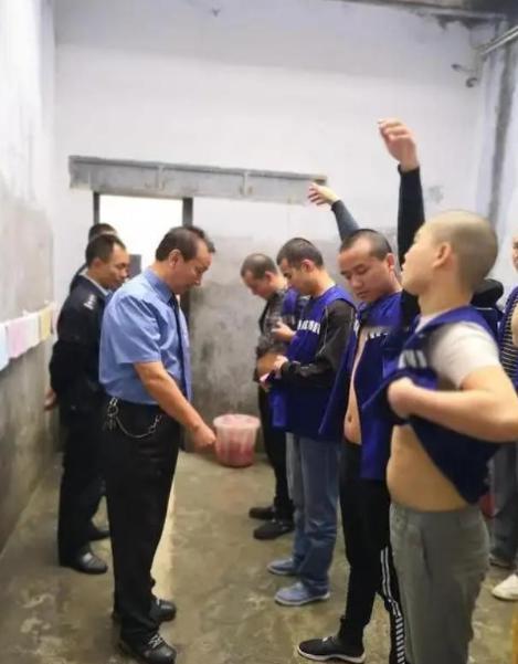 看守所为什么比监狱还苦？一位进过看守所的朋友告诉我：没进去前，觉得看守所生活规律