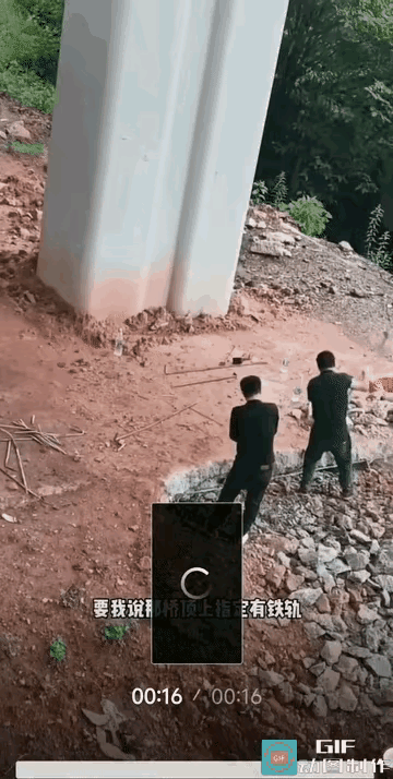 胆大包天挖墙角警察来了跑不脱这两人也太胆肥这些钢筋都是计算过的你挖走根