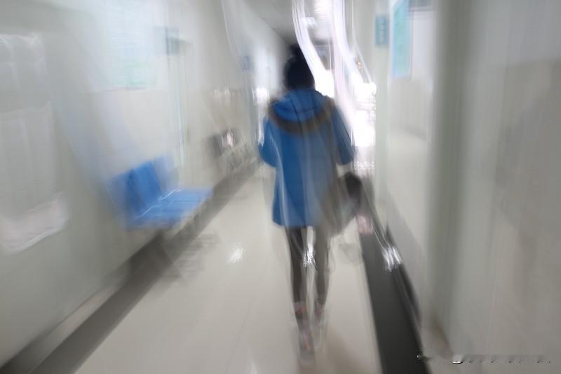 天啦，这样的事情发生在一个小女孩身上。邻居的大女儿快满18岁了，刚刚进入大专，