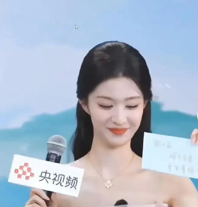 央视端午晚会，这一刻的王楚然甚至打败了刘亦菲。内娱第一美的称号，王楚然下狠心拿