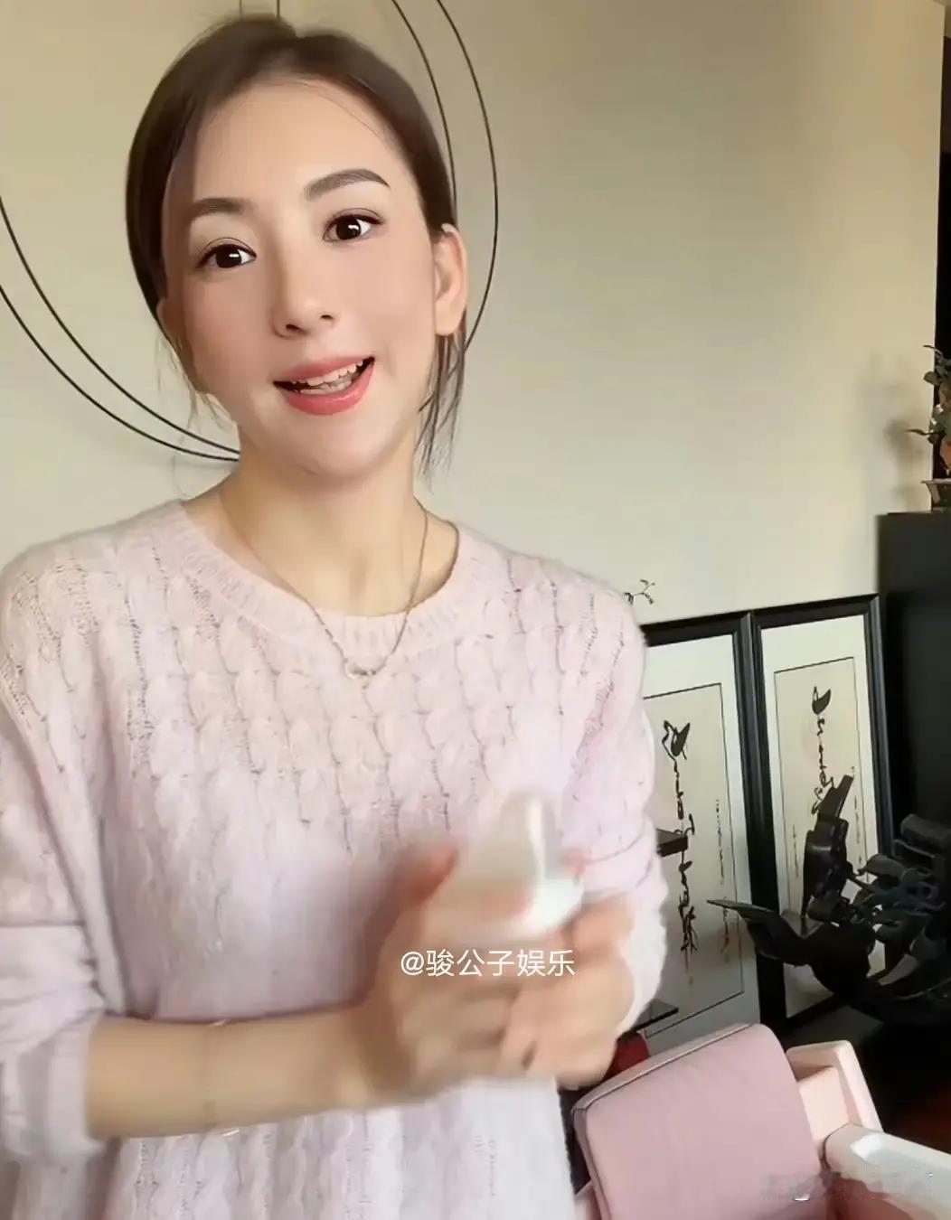 郭富城老婆方媛在家给小女儿冲奶粉，她透露10个月三宝夜里还要吃奶，一次150毫升，孩子喝的就是二百多