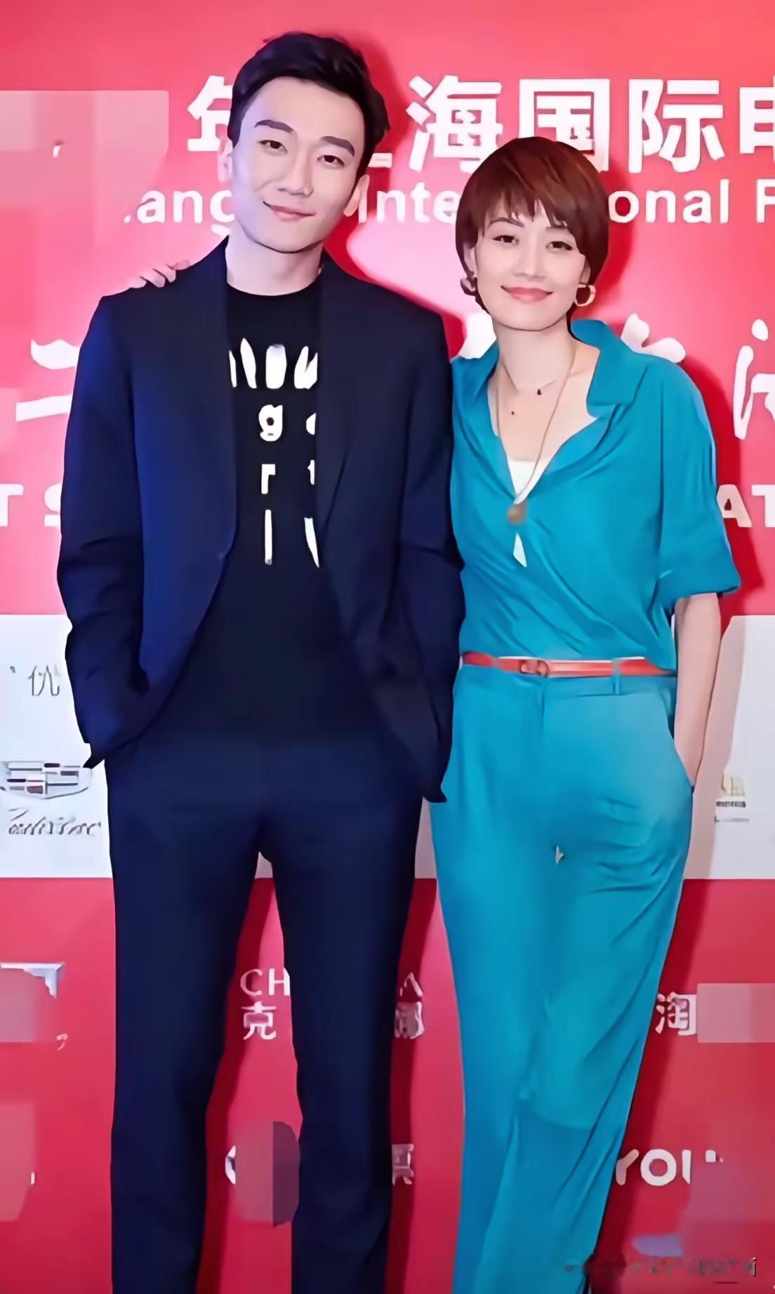 50岁的她依然那么成熟美丽，知性干练，特别是眼睛真漂亮，清澈灵动，含笑的太迷人了