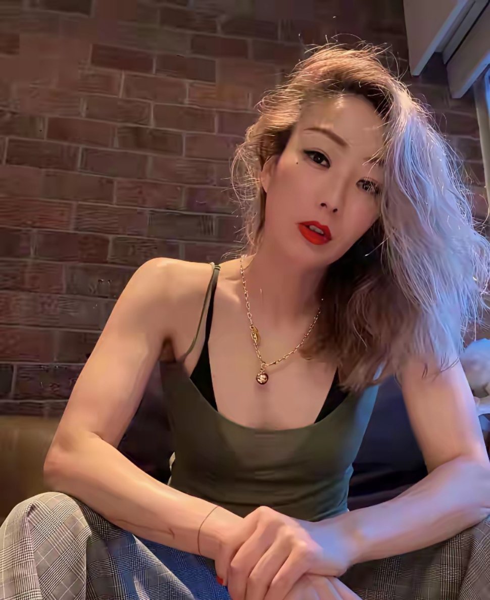 52岁不生娃，丈夫出轨也原谅，坐轮椅还想着干活，郑秀文到底图啥