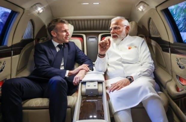 2026年2月17号，马克龙去印度见了莫迪。俩人聊完出来，马克龙跟记者说了这么一