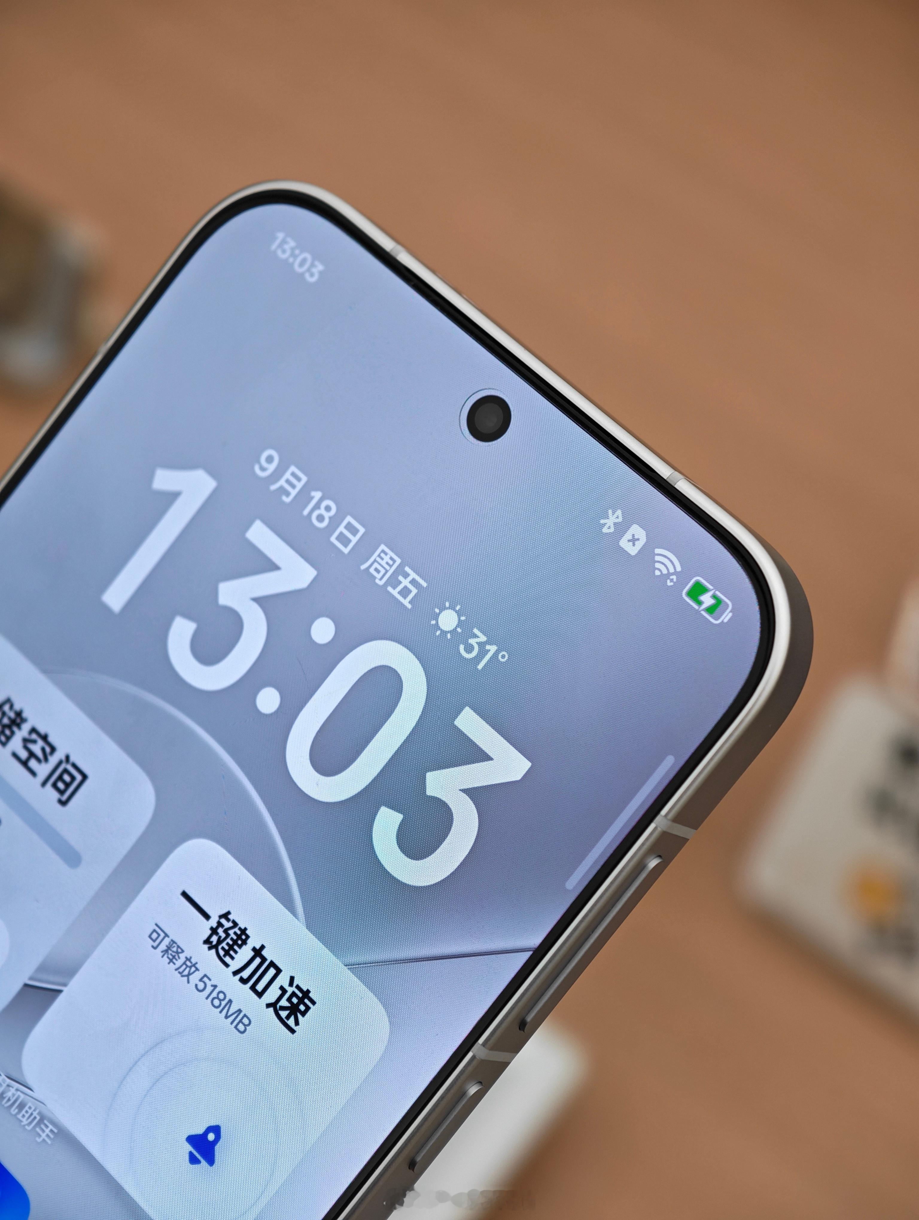 FindX10系列的大屏广告，看了。FindX10系列的线下展机，摸了。白色