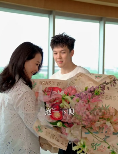 谁懂啊！王艳儿子这颜值逆袭真的是杀疯了，19岁北大型男太戳人，星味十足太像男明星