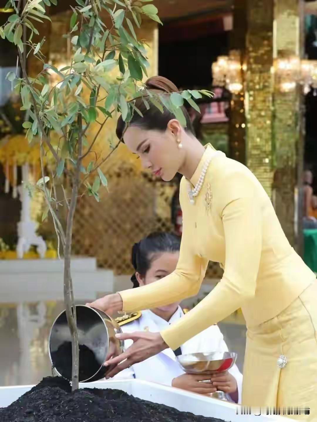 泰王的女人身材都好，这位新宠也一样。她穿金戴银的，泰王有钱随便花，他的女人不缺钱