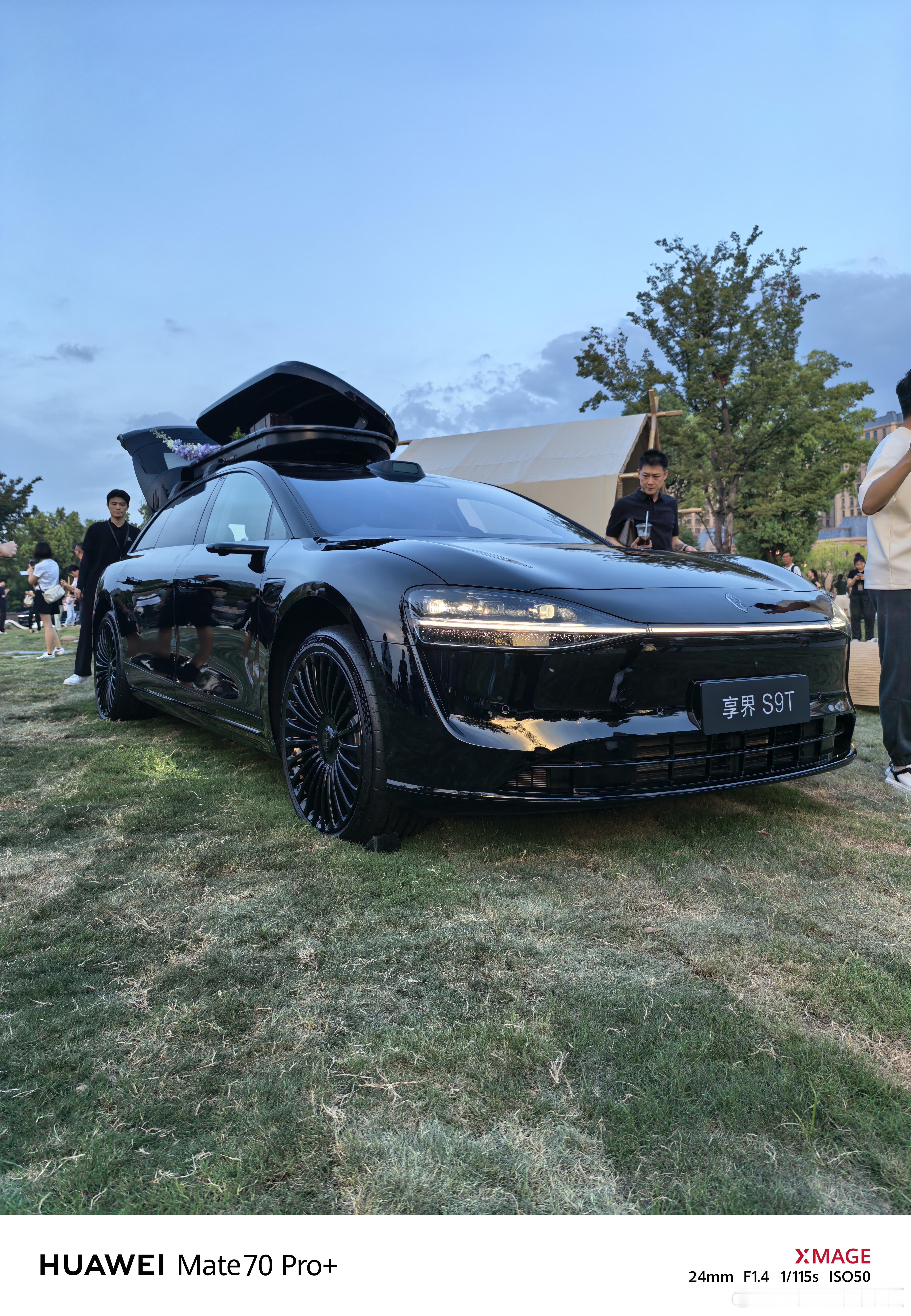 来现场看享界S9T新品发布会了，会场外最吸引我的还是这辆全黑化的享界S9T。