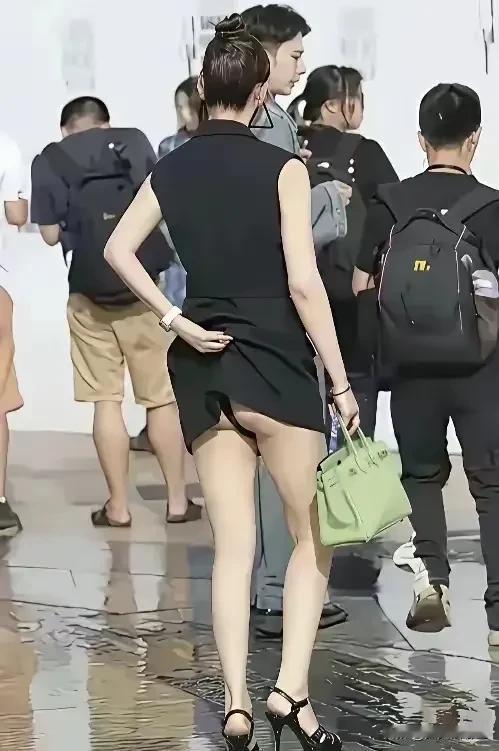 天气太热了，女性着装一定要注意安全，个人形象马虎不得啊，看看这大庭广众之下