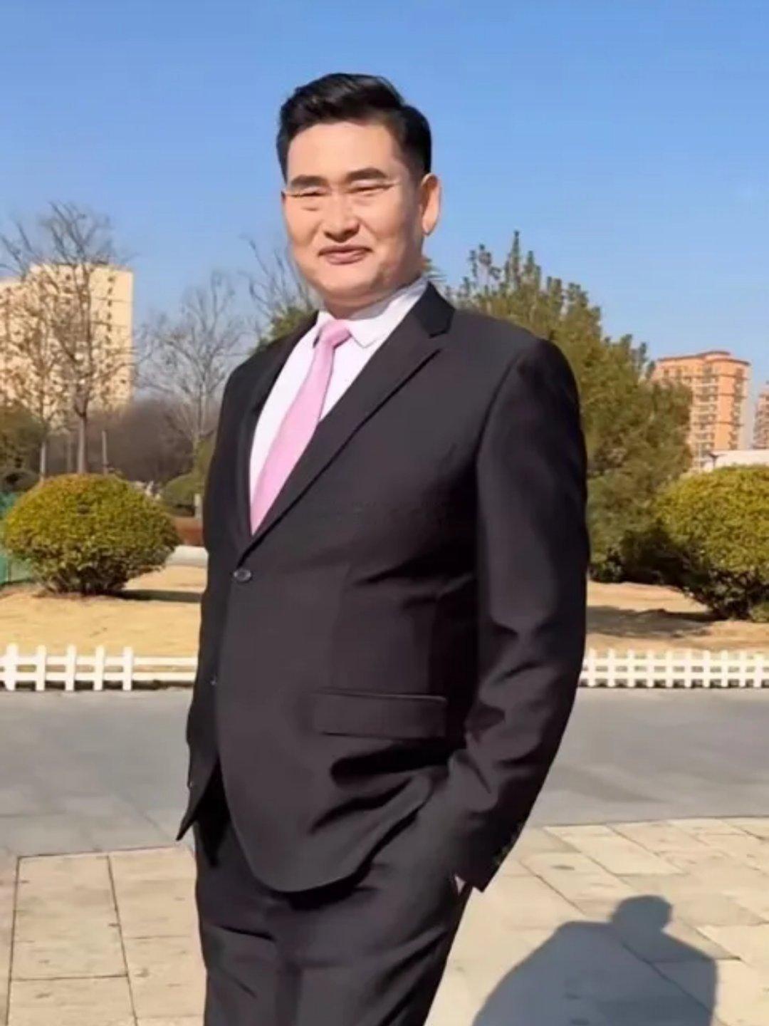 朱之文真是个神奇的人物，你别看他平时窝窝囊囊不修边幅，挺着个大肚子，人没到肚子倒先到了。但是，朱之文